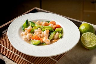 76. Gamberi con frutta secca e cetrioli