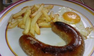 Alheira  grelhada com batata frita arroz e ovo