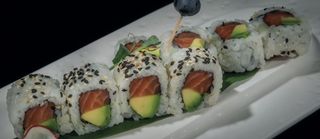 201. Uramaki salmone e avocado