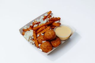 Crochete din pui, cartofi dulci si feta