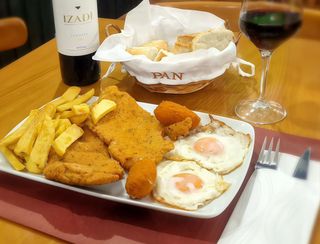 Plato Combinado De Pechuga De Pollo Empanado