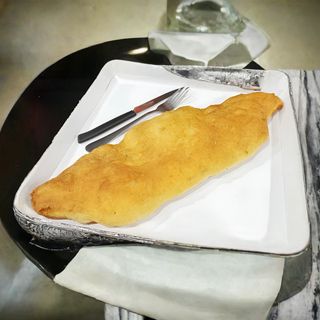 Calzone fritto cotto, pomodorini, mozzarella