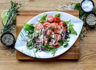 Sałatka z łososiem teriyaki