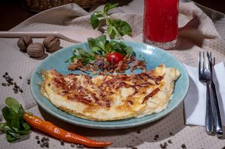 Omletă cu bacon si cascaval