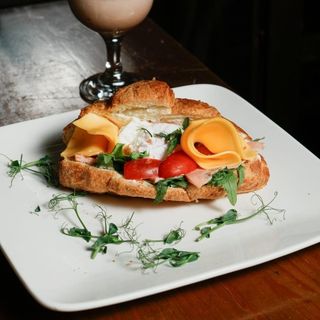 Круассан с ветчиной 