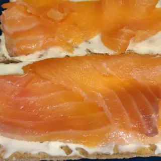 Tostada De Salmón Y Queso Brie