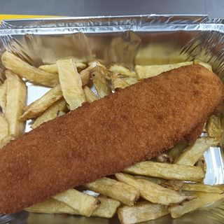 Merluza empanada con patatas fritas 