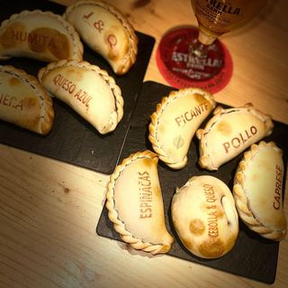 2 Empandas argentinas + 1 Bebida