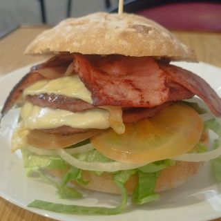 Hamburguesa doble completa con bacon
