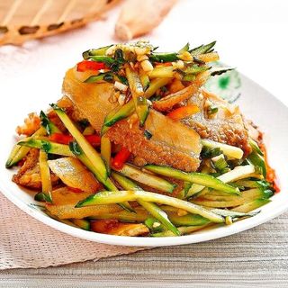 L4. Burtă de vită cu castraveți și sos ușor picant 牛肚