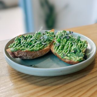 Tostada Con Aguacate