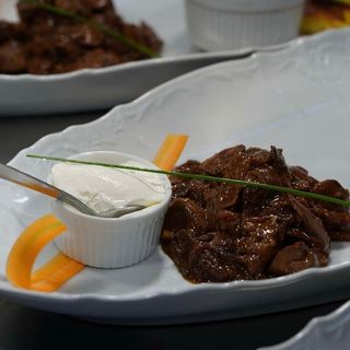 Pržena pileća džigerica sa karamelizovanim crvenim lukom