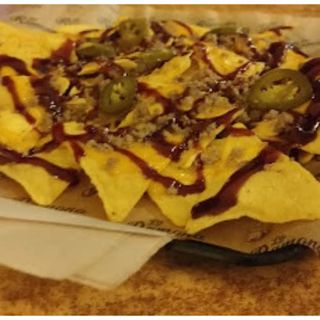 Nachos Con Picada, Cheddar Y Barbacoa Y Jalapeños