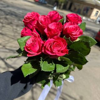 9 малинових троянд