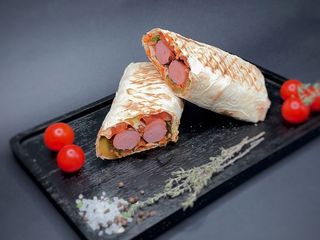 Хот-дог у лаваші з двома молочними сосисками