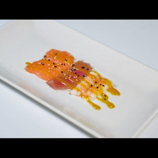 838.tataki de salmón atún y gambas cocidas con mango 