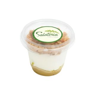 Йогурт с шам-фъстък и гранола