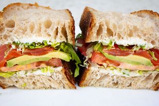 Сендвіч з лососем та сиром буко