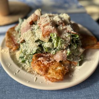 სალათი ცეზარი ქათმით და ბეკონით