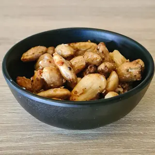 Tapas-cup | Mandorle tostate con Pecorino, miele e rosmarino