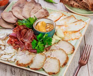 Platou cu produse de carne