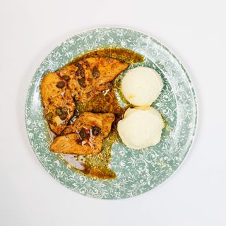 Pileća prsa u umaku od aromatičnog bilja i kapara