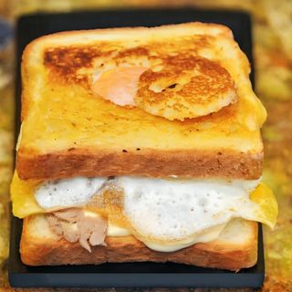 Sándwich De Bonito Y Huevo