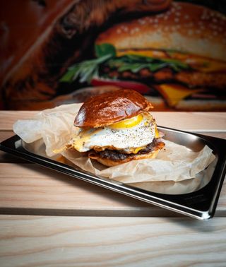 Burger з яйцем та беконом