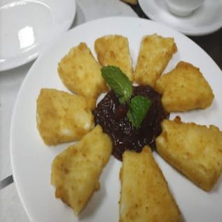 Queso Frito Con Mermelada De Arándanos