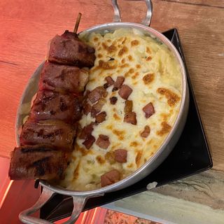 Escondidinho 4 queijos grelhados com mozzarela e bacon + medalhão de frango