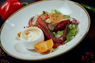 Caracatiță suculentă cu salată și maioneză picantă