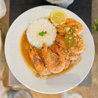 Camarão Frito com Alho Servido com Arroz