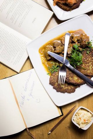 Placki ziemniaczane z gulaszem wieprzowym