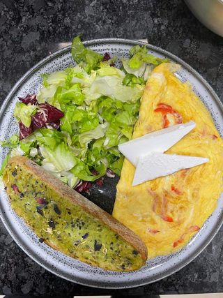 Omletă cu feta şi ardei
