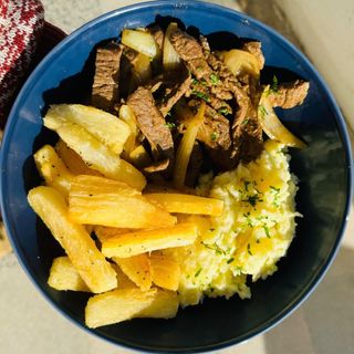 Picadinho de carne com mandioca e salada maionese