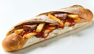 Panino con vienna, patatine fritte e ketchup