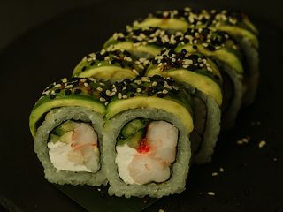 Awokado roll z krewetkami (260g)
