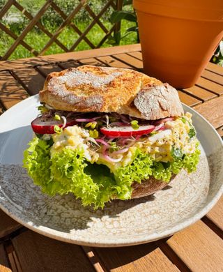 Bułka z pastą jajeczną (250g)
