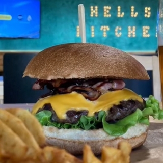 Zestaw Bacon Cheeseburger (170 g. mięsa) z frytkami 150g.