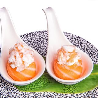 Hot salmon gunkan (1 PZ)