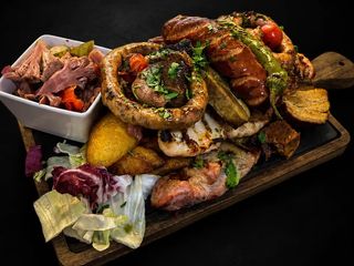 Platou traditional Hanul Romanesti 2 persoane + Sticla Vin 3Ha