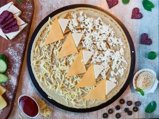 Палачинка с кашкавал, сирене, топено сирене и чедър