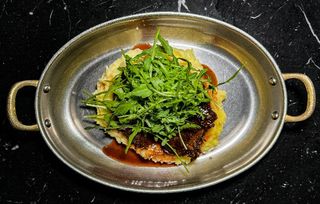 Телячі щічки з картопляно-сирним пюре (350г)