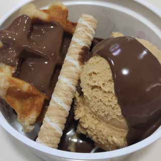 GOFRE frío con BOLA de  helado y topping.