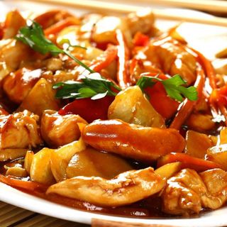 Pui dulce acrisor cu ananas servit cu orez la abur hey