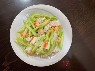 17 Салата от морски деликатеси с пресни краставици и моркови