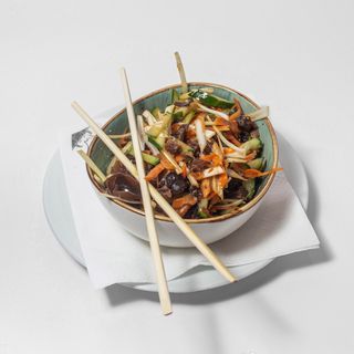 Salata sa pikantnom junetinom 250g