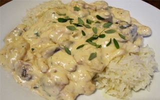 Pui cu sos alb, ciuperci si orez