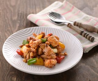 Pollo saltato con arachide piccante