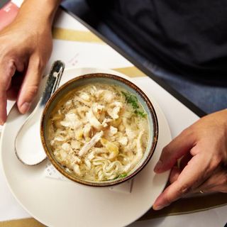 Sopa de pollo y fideos de arroz